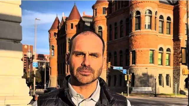 VAI FICAR POR LÁ | Eduardo Bolsonaro diz que não volta para o Brasil e que sonha com ‘Xandão’ na cadeia